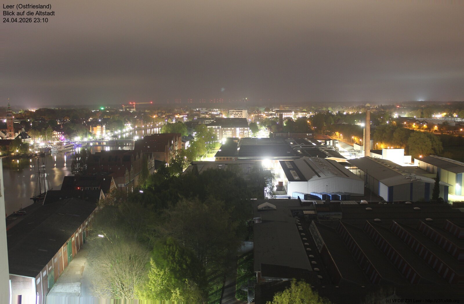 Leer Ostfriesland Hafen und Rathaus , im Hintergrund der Wasserturm